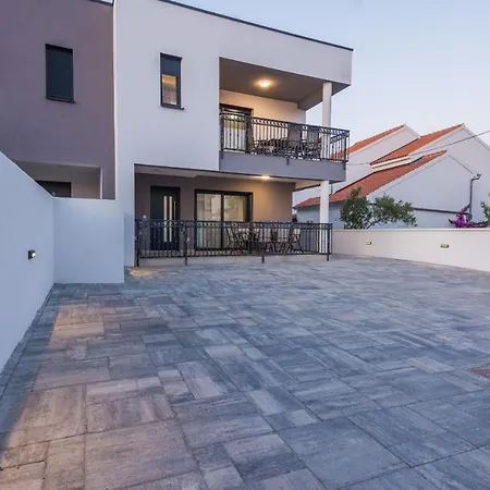 Spanic 1 Apartment Vir