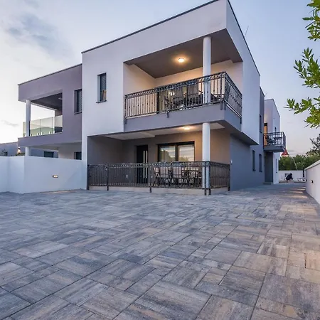 Spanic 1 Apartment Vir