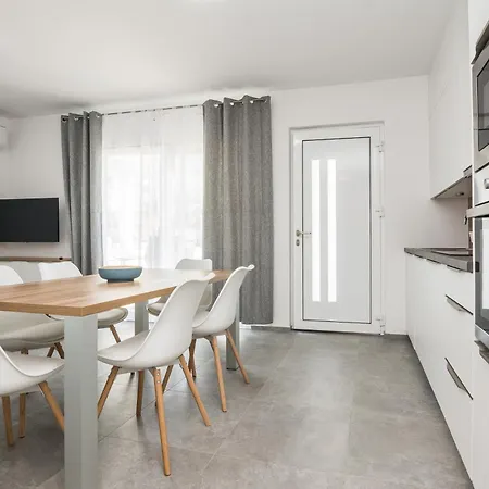 Spanic 1 Apartment Vir